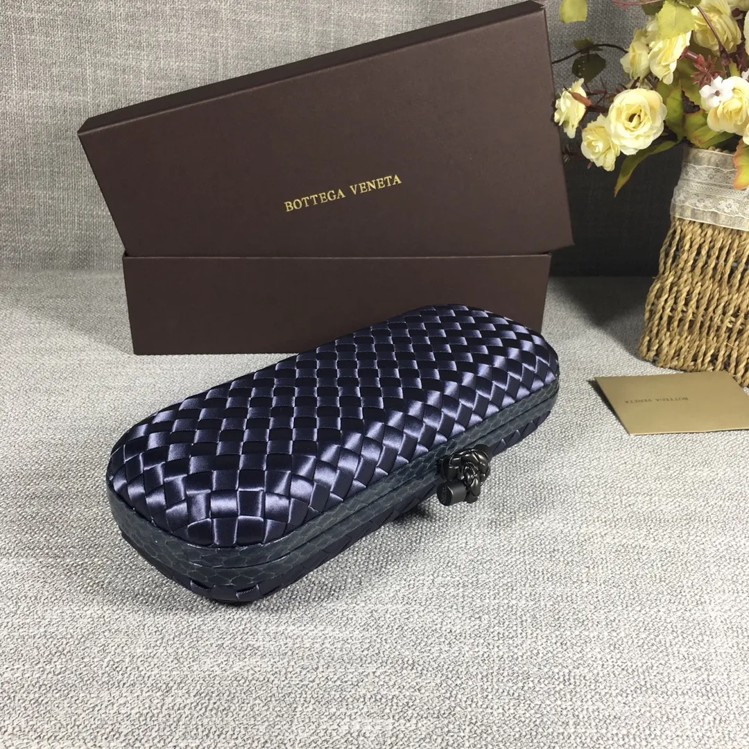 8651 Large Classic Dinner Bag ~~~Snake leather with ribbon ~~~Dense and slippery, not easy to fluff, can hold iPhones of all sizes! Size: 25cm*9.5cm*4cm